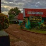 Tangerang – Kondisi bangunan SMP Negeri 1 Sukamulya menjadi sorotan masyarakat setelah sejumlah bagian gedung sekolah terlihat mengalami kerusakan yang cukup memprihatinkan. Fasilitas pendidikan yang seharusnya memberikan rasa aman dan nyaman bagi peserta didik dinilai memerlukan perhatian serius dari pihak terkait. Berdasarkan pantauan di lokasi, beberapa bagian bangunan tampak mengalami kerusakan pada area plafon dan konstruksi atap. Pada salah satu ruangan terlihat plafon jebol sehingga rangka atap kayu terlihat jelas dari bawah. Sejumlah bagian atap juga tampak mengalami kerusakan yang berpotensi mengganggu aktivitas belajar mengajar apabila tidak segera diperbaiki. Meski bagian luar bangunan masih tampak digunakan untuk aktivitas sekolah, kondisi beberapa ruang yang mengalami kerusakan memunculkan kekhawatiran dari masyarakat terkait aspek keselamatan dan kenyamanan siswa maupun tenaga pendidik. Sejumlah warga berharap pemerintah daerah dan instansi pendidikan terkait segera melakukan evaluasi terhadap kondisi sarana dan prasarana sekolah tersebut. Perbaikan dinilai penting agar kegiatan belajar mengajar dapat berlangsung dengan aman dan optimal. "Fasilitas pendidikan merupakan kebutuhan dasar yang harus mendapatkan perhatian. Sekolah harus menjadi tempat yang aman dan nyaman bagi siswa untuk belajar," ujar Rudi situmorang Kabiro pandawanews.my.id Hingga berita ini disusun, belum diperoleh keterangan resmi dari pihak sekolah maupun dinas terkait mengenai kondisi bangunan tersebut serta rencana perbaikannya. Masyarakat berharap adanya langkah cepat untuk memastikan seluruh ruang belajar di SMP Negeri 1 Sukamulya memenuhi standar keamanan dan kelayakan sebagai lingkungan pendidikan. (Rudi situmorang)